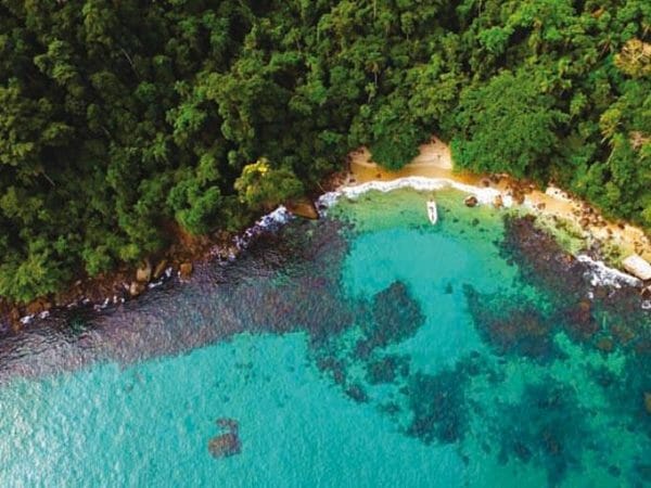 vista aérea de praia das ilhas de angra