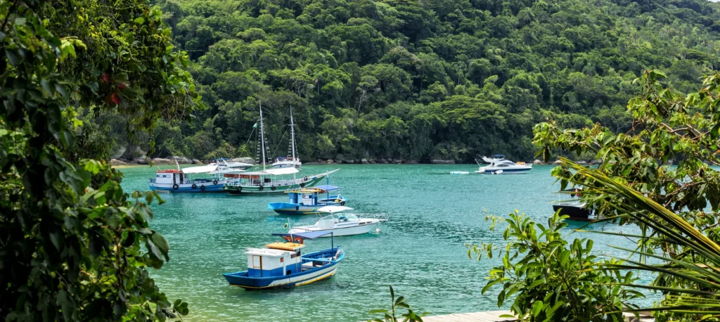 Passeio de escuna ou lancha Agência de Turismo Ilhas Tur Angra dos Reis Ilha Grande